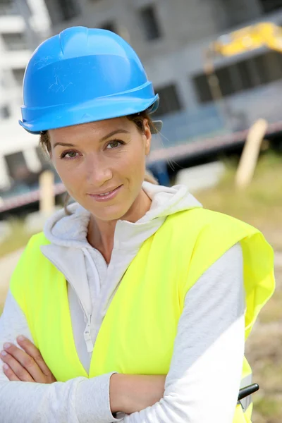 Vrouw ingenieur met veiligheid helm — Stockfoto