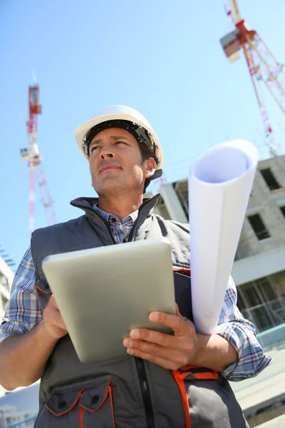 Entrepreneur sur le chantier à l'aide d'une tablette — Photo