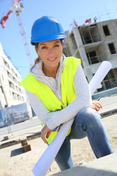 Engenheira mulher trabalhando no canteiro de obras — Fotografia de Stock