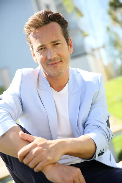 40-year-old man relaxing in park — Stock Photo, Image