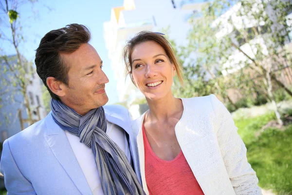 Ouder paar wandelen in het park — Stockfoto