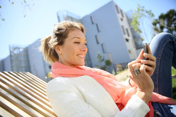 Kobieta korzystająca ze smartfona — Zdjęcie stockowe