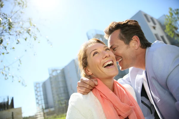 Milující pár se těší slunečný den — Stock fotografie