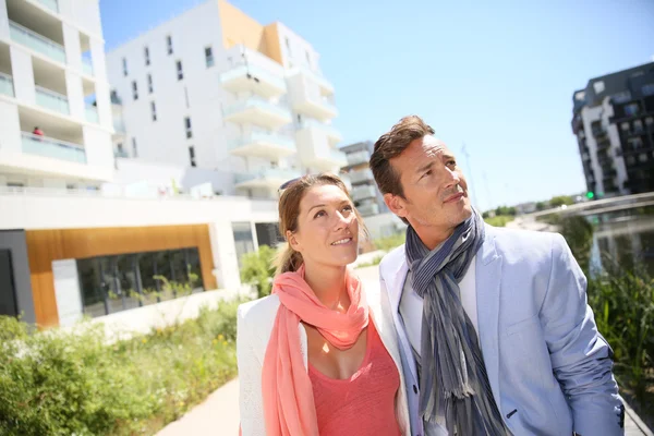 Couple walking by new residential area — Stock Photo, Image