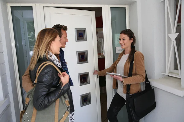 Couple visitant la maison avec un agent immobilier — Photo