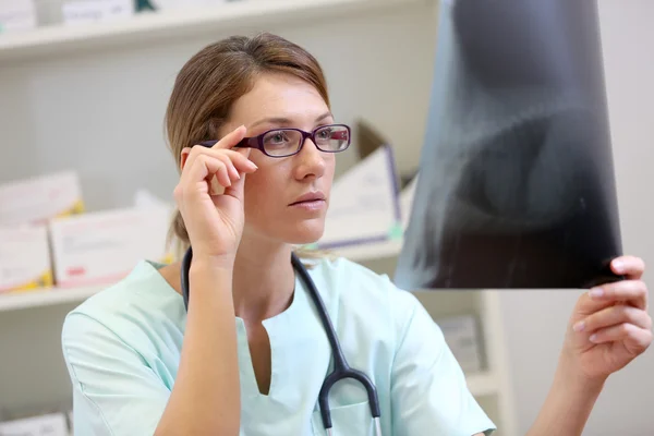 Sjuksköterska i kliniken kontroll på röntgen — Stockfoto