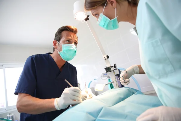 Cirurgião com assistente fazendo cirurgia — Fotografia de Stock