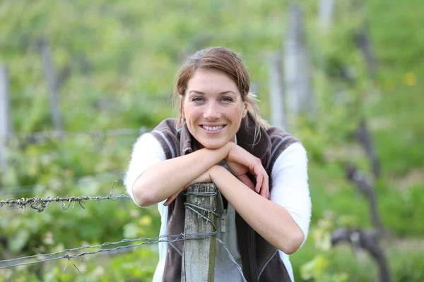 Zemědělství žena stála ve vinici — Stock fotografie