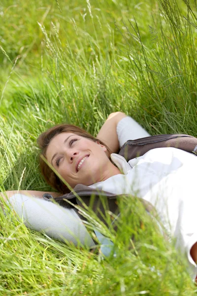 Woman relaxing in country field — Stock Photo, Image