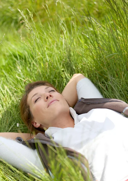 Mulher relaxante no campo de campo — Fotografia de Stock