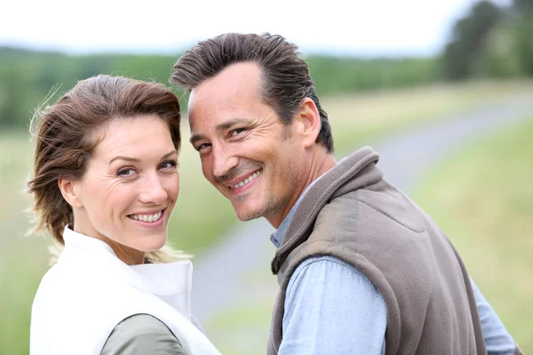 Casal caminhando no campo — Fotografia de Stock