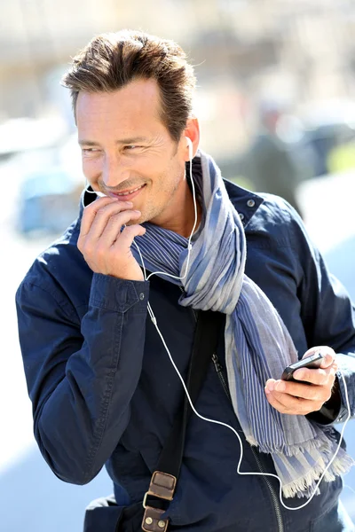 Muž mluví telefonu s handsfree — Stock fotografie