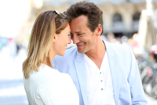 Couple in town embracing each other — Stock Photo, Image