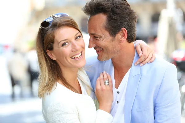 Couple in town embracing each other — Stock Photo, Image