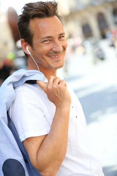 Mężczyzna rozmawia telefon z zestawem głośnomówiącym — Zdjęcie stockowe