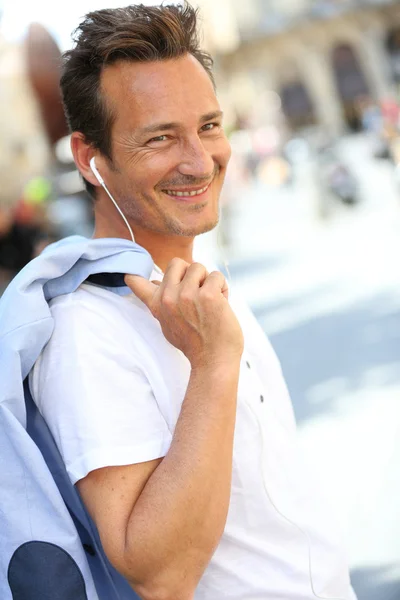 Man talar i telefon med handsfree — Stockfoto