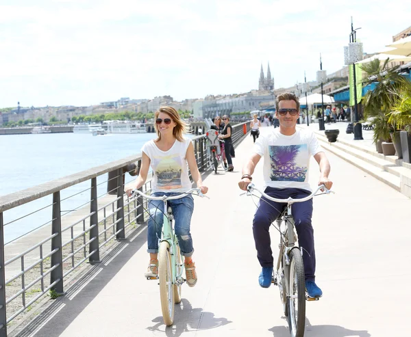 Couple riding bikes in Bordeaux — Stock Photo, Image