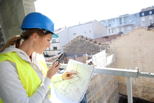 Mulher engenheiro verificando construção — Fotografia de Stock