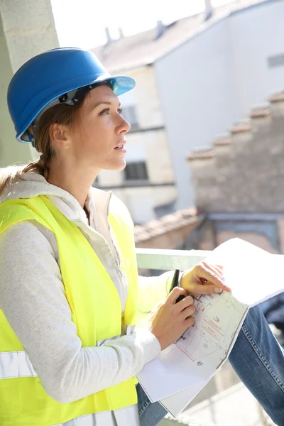 Ingenieurin überprüft Bau — Stockfoto