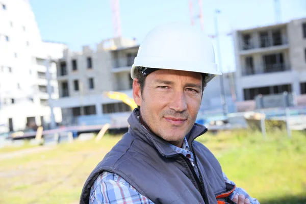 Предприниматель на строительной площадке — стоковое фото