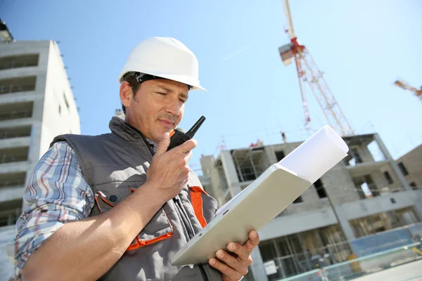 Entrepreneur on building site using tablet — Stock Photo, Image