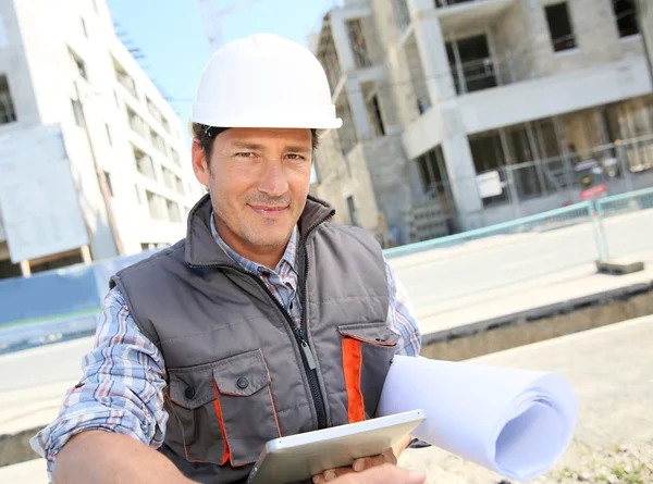 Entrepreneur sur le chantier à l'aide d'une tablette — Photo