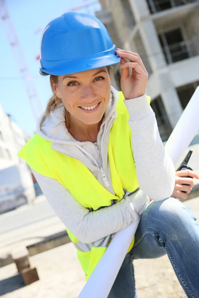 Vrouw ingenieur werken op bouwterrein — Stockfoto