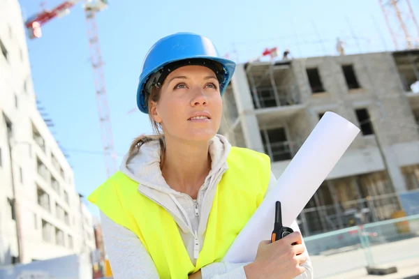 Engenheira mulher trabalhando no canteiro de obras — Fotografia de Stock