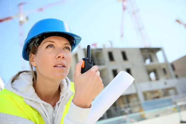 Жінка інженер, що працює на будівельному майданчику — стокове фото