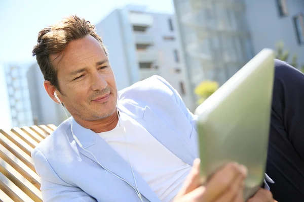 Man in resitential area with tablet — Stock Photo, Image