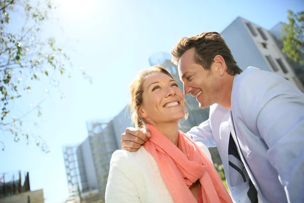 40-year-old couple in urban area — Stock Photo, Image