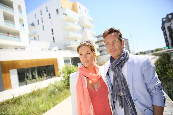 Couple walking by new residential area — Stock Photo, Image