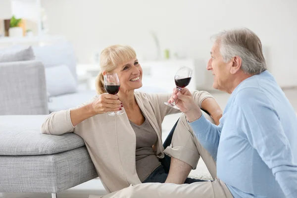 Senior koppel drinken van rode wijn — Stockfoto