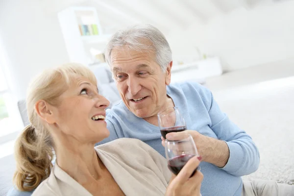 Seniorenpaar trinkt Rotwein — Stockfoto