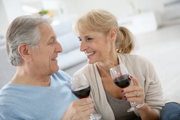 Senior couple drinking red wine — Stock Photo, Image