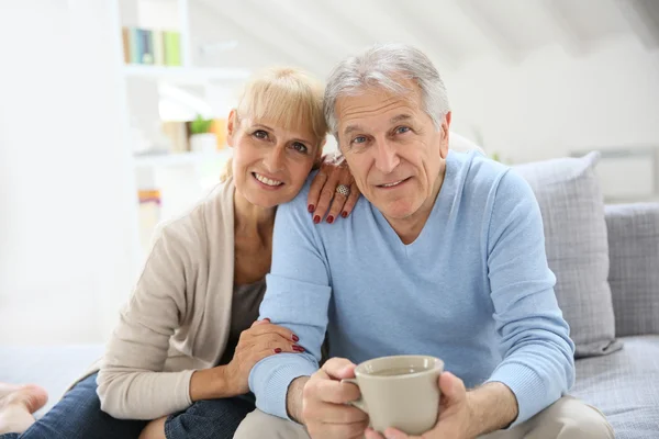 Seniorenpaar sitzt auf Couch — Stockfoto