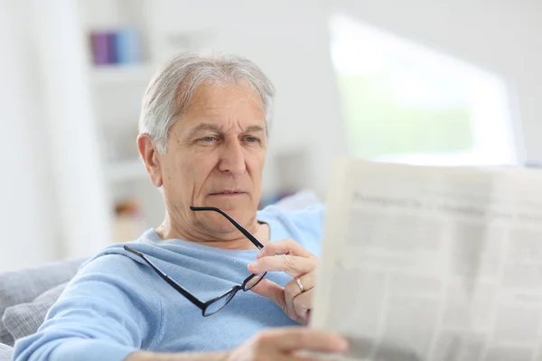 Senioren die krant lezen — Stockfoto