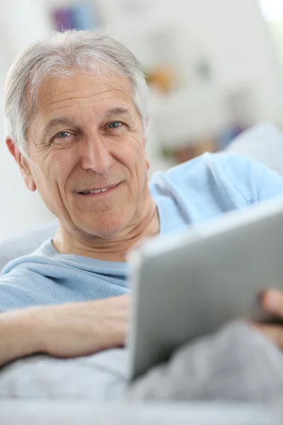 Uomo anziano utilizzando tablet digitale — Foto Stock