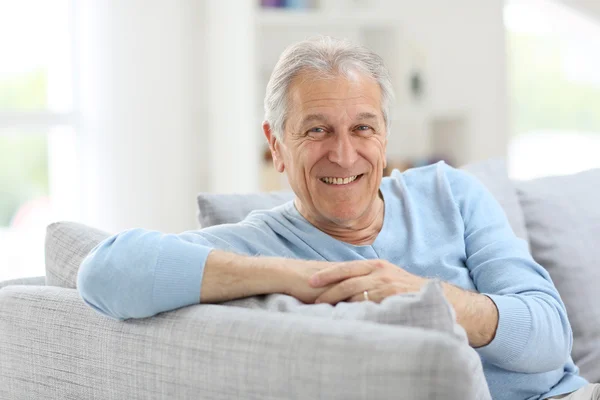 Uomo anziano sorridente con camicia blu — Foto Stock