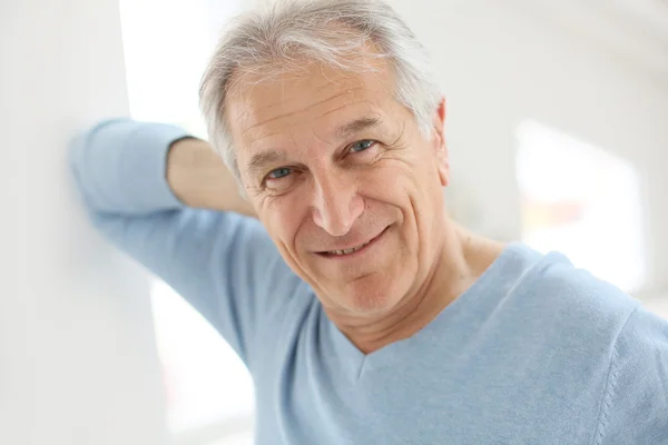 Lachende senior man met blauw shirt — Stockfoto