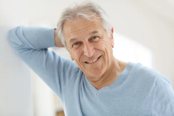 Uomo anziano sorridente con camicia blu — Foto Stock