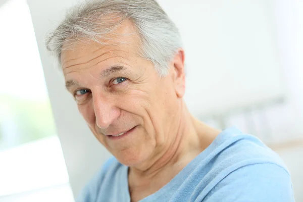 Lachende senior man met blauw shirt — Stockfoto