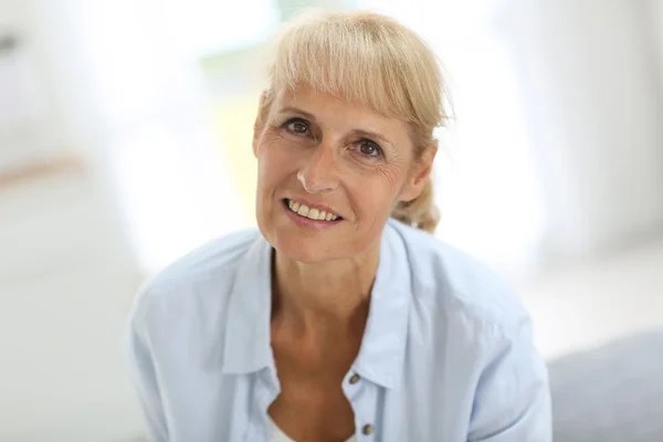 Lachende senior vrouw thuis — Stockfoto