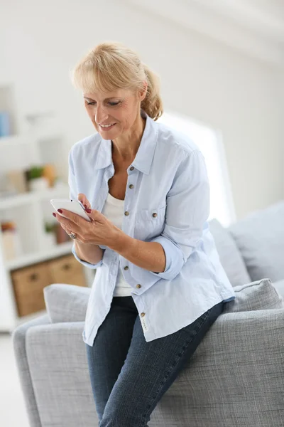 Woman sending text message with smartphone — Stock Photo, Image