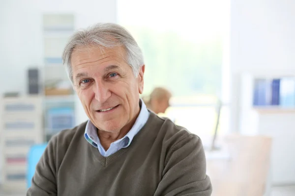 Seniorchef sitzt im Büro — Stockfoto