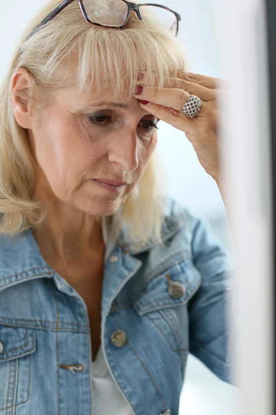 Senior woman having headache — Stock Photo, Image