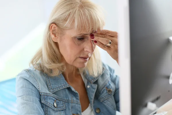 Senior woman having headache — Stock Photo, Image