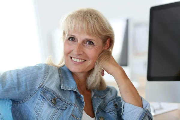 Mujer que trabaja en la computadora de escritorio — Foto de Stock