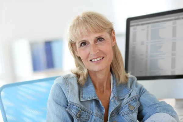 Mulher trabalhando no computador desktop — Fotografia de Stock