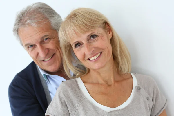 Senior koppel omhelzen elkaar — Stockfoto